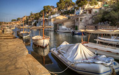 Cala Figuera 'da tekneler gün batımında Majorca' da.