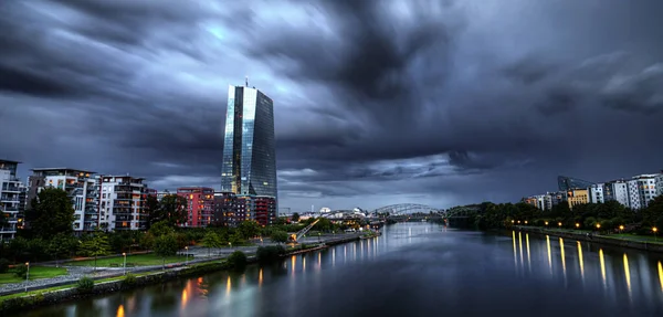 Den vackra Frankfurt Skyline i Tyskland — Stockfoto