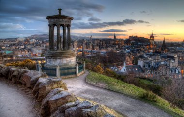 Gün batımında Edinburgh kasabası İskoçya
