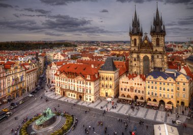 Czech cumhuriyetindeki Prag pazarı ve kilisesi