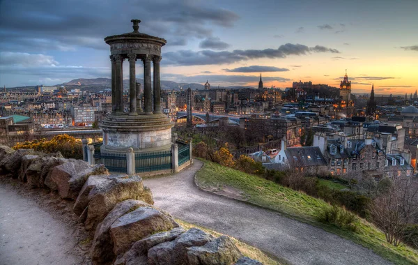 De stad Edinburgh bij zonsondergang Schotland — Stockfoto