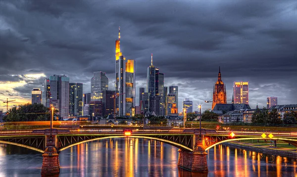 Die schöne Frankfurter Skyline in Deutschland — Stockfoto