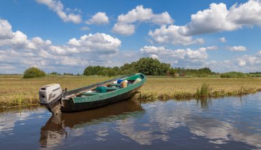 Suyun içinde küçük bir tekne.