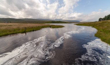 Tarladan akan bir nehir