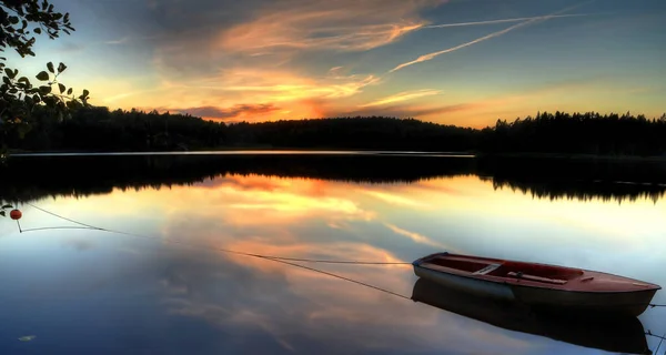 Un coucher de soleil sur un plan d'eau — Photo