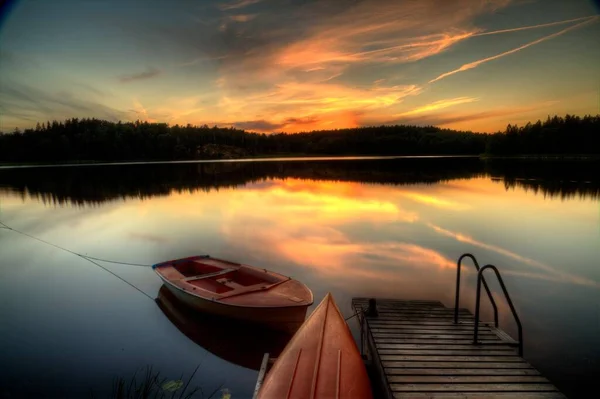 Un coucher de soleil sur un plan d'eau — Photo