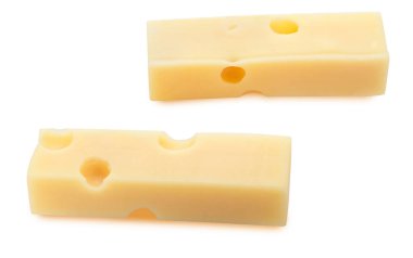 Emmental İsviçre peynirinin porsiyonları. Delik ve alveol dokusu. Beyaz arkaplanda izole