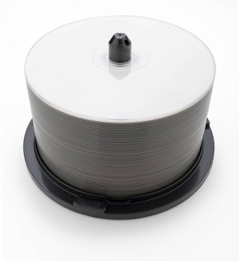 50 tane boş BluRay DVD 'si içeren küvet (paket). Beyaz arkaplanda izole.