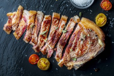 Kızarmış sığır pirzolası (inek, inek, dana) ızgarada pişirilir. Şeritleri kes. Üst görünüm.