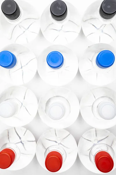 Fondo Botellas Agua Esférica Transparente Con Tapas Colores — Foto de Stock