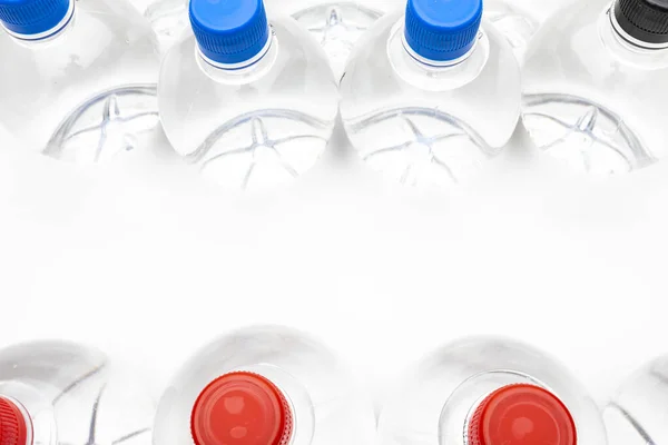 Fondo Botellas Agua Esférica Transparente Con Tapas Colores Con Espacio — Foto de Stock