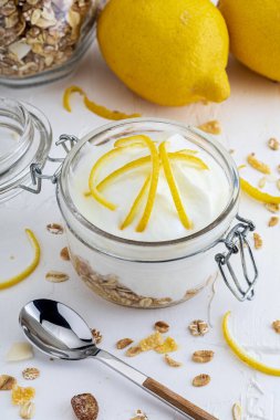 Lezzetli yoğurtlu tatlı, taze limonlu, şekersiz ve tahılsız. Beyaz arkaplanda.