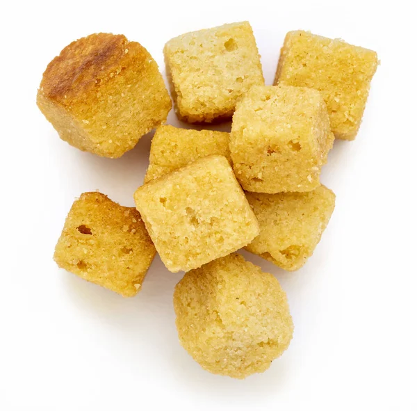 Kıtır kıtır kızarmış ekmek. Küpler dolusu ekmek kızartılmış ve yağda kızartılmış. İzole edilmiş beyaz arkaplan