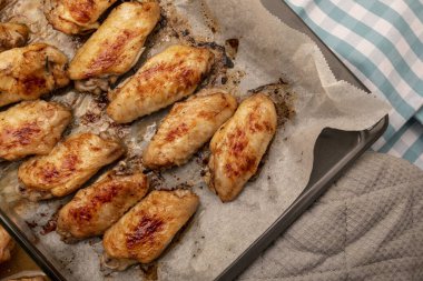 Pişirme tepsisinde kızarmış tavuk kanadı..