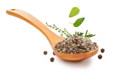 Tahta bir kaşıkta (tuz çeşitleri koleksiyonu) çeşitli baharatlarla (biberiye, kekik ve karabiber) ince ve beyaz tuz. Beyaz arkaplanda yalıtılmış kırsal görünüm