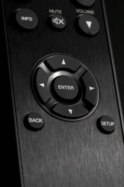 İmleç düğmelerini kapat (yukarı, aşağı, sağa ve sola okları olan ögeleri seç) ve televizyon ve ses için uzaktan kumandaya siyah renkte bas.