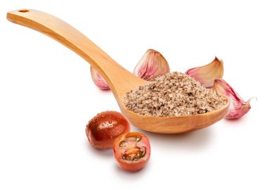 Domatesli beyaz tuz ve ahşap kaşıkta sarımsak (tuz çeşitleri koleksiyonu). Beyaz arka planda izole edilmiş. Kırsal görünüm.