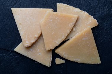 Koyun peyniri. Siyah tahtada parçalara ayrılmış. Ön planda. Üst Görünüm.