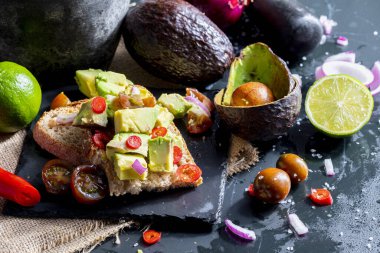 Avokado, soğan, acılı ve limonlu tost. Lezzetli bir akşam yemeği ya da sağlıklı bitkilerle dolu bir öğle yemeği..