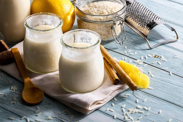 Appetitanregender Milchreis Glas Mit Zimtstangen Reiskörnern Milch Und Zitronen Fertig — Stockfoto