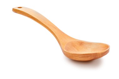Beyaz arka planda izole edilmiş güzel boş ahşap kaşık (zanaatkar). Kırsal ve ev yapımı görünüş.