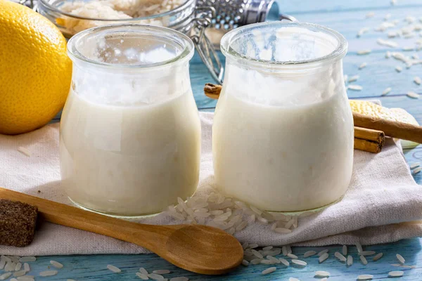 Appetitanregender Milchreis Glas Mit Zimtstangen Reiskörnern Milch Und Zitronen Fertig — Stockfoto
