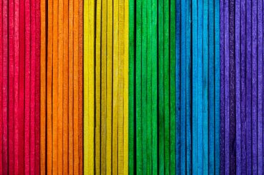 Doğal ahşap çatalların güzel dokusu. Gökkuşağının renkleriyle (mor, mor, mavi, yeşil, sarı, turuncu ve kırmızı). Dikey his.