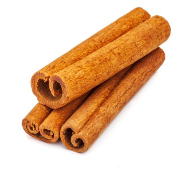 Beyaz arka planda izole edilmiş birkaç tarçın çubuğu