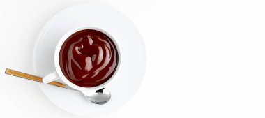 Bir fincan lezzetli içilebilir ve kalın sıcak çikolata. Beyaz arkaplanda izole edilmiş kaşıklı kase ve kopyalama alanı.