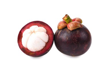 Mangosteen meyvesi, beyaz arka planda yarı yarıya izole edilmiş başka bir kesik.
