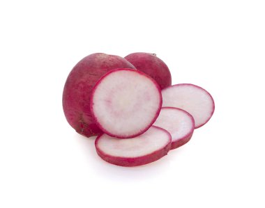 Beyaz arka plan üzerinde izole taze kırmızı turp dilim