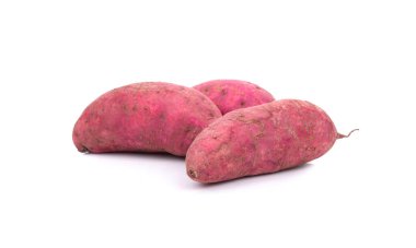 Beyaz arka planda tatlı patates
