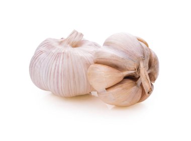 Beyaz arkaplanda sarımsak izole edilmiş.