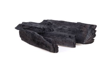 Beyaz arka planda izole edilmiş doğal odun kömürü