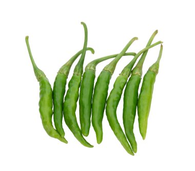 Beyaz arkaplanda yeşil biber izole edilmiş.