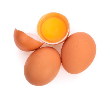 Beyaz arkaplanda izole yumurtalar