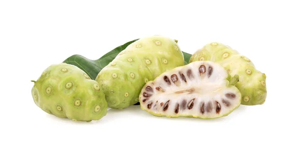 Frutos Noni Morinda Citrifolia Com Folhas Cortadas Verdes Isoladas Sobre — Fotografia de Stock