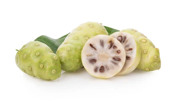 Frutos Noni Morinda Citrifolia Com Folhas Cortadas Verdes Isoladas Sobre — Fotografia de Stock