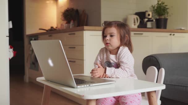Aprendizaje electrónico de la niña en casa. clase en línea preescolar. — Vídeos de Stock