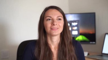 Genç kadın portresi kameraya doğru konuşuyor. Çevrimiçi kanal kursu, iş uygulaması, içerik oluşturucu. 