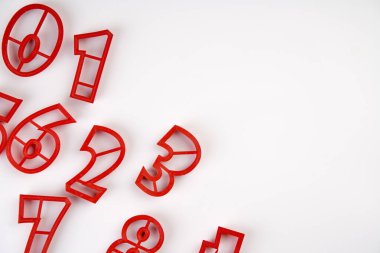 Ev yapımı pişirme için numaralar içeren kurabiye kalıbı. Beyazda izole edilmiş 