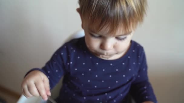 Młody maluch dziewczyna dowth silikon śliniak jedzenie sam zupa z łyżka — Wideo stockowe