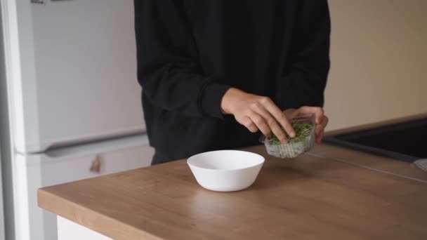 Ung kvinna förbereder sallad från rädisa mikrogröna. hälsosam livsstil, superlivsmedel — Stockvideo
