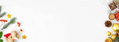 Üst manzara, beyaz arka planda yatıyordu. Yeni yıl 2021. Altın ve yeşil renkler.