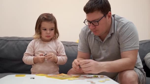 Padre caucasico gioca con bambino bambino in via di sviluppo gioco da tavolo. connessioni in famiglia — Video Stock
