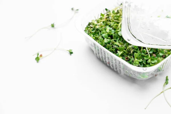 Microgreens tigela em fundo de mármore branco. conceito de superalimento — Fotografia de Stock