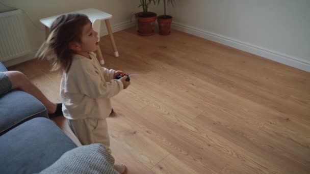 Jouet de voiture télécommandé. Père à la maison avec enfant jouer à des jeux — Video