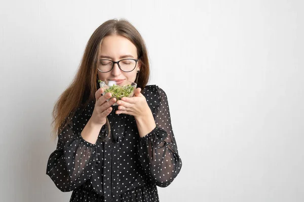 Mulher jovem caucasiana com salada isolada em fundo branco. Microgreens superfood — Fotografia de Stock