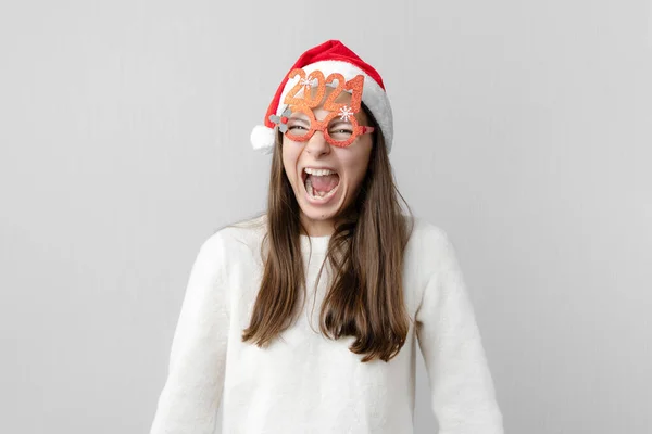 Kvinna med tomteluva och 2021 glasögon. Nytt år, jullov. — Stockfoto