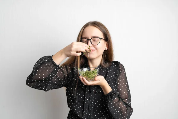 Mulher jovem caucasiana com salada isolada em fundo branco. Microgreens superfood — Fotografia de Stock
